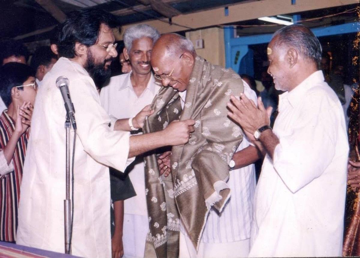 Sivanandan being felicitated by K.J. Yesudas.